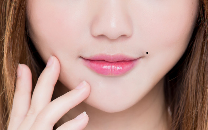 Nốt ruồi trên miệng phụ nữ có ý nghĩa gì, hóa ra chúng tiết lộ rất nhiều điều về tình cách lẫn số mệnh