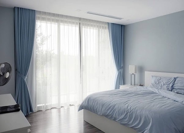 Rèm cửa phòng ngủ tông màu xanh nước biển – Nét đẹp đầy sức sống