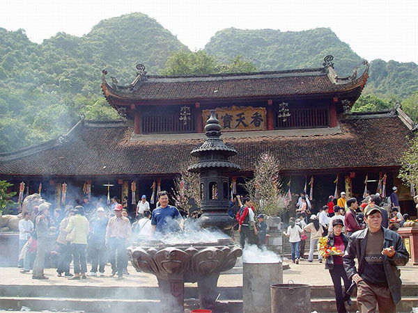 Văn khấn khi đi lễ chùa Hương: Tìm đến bình an và phước lành